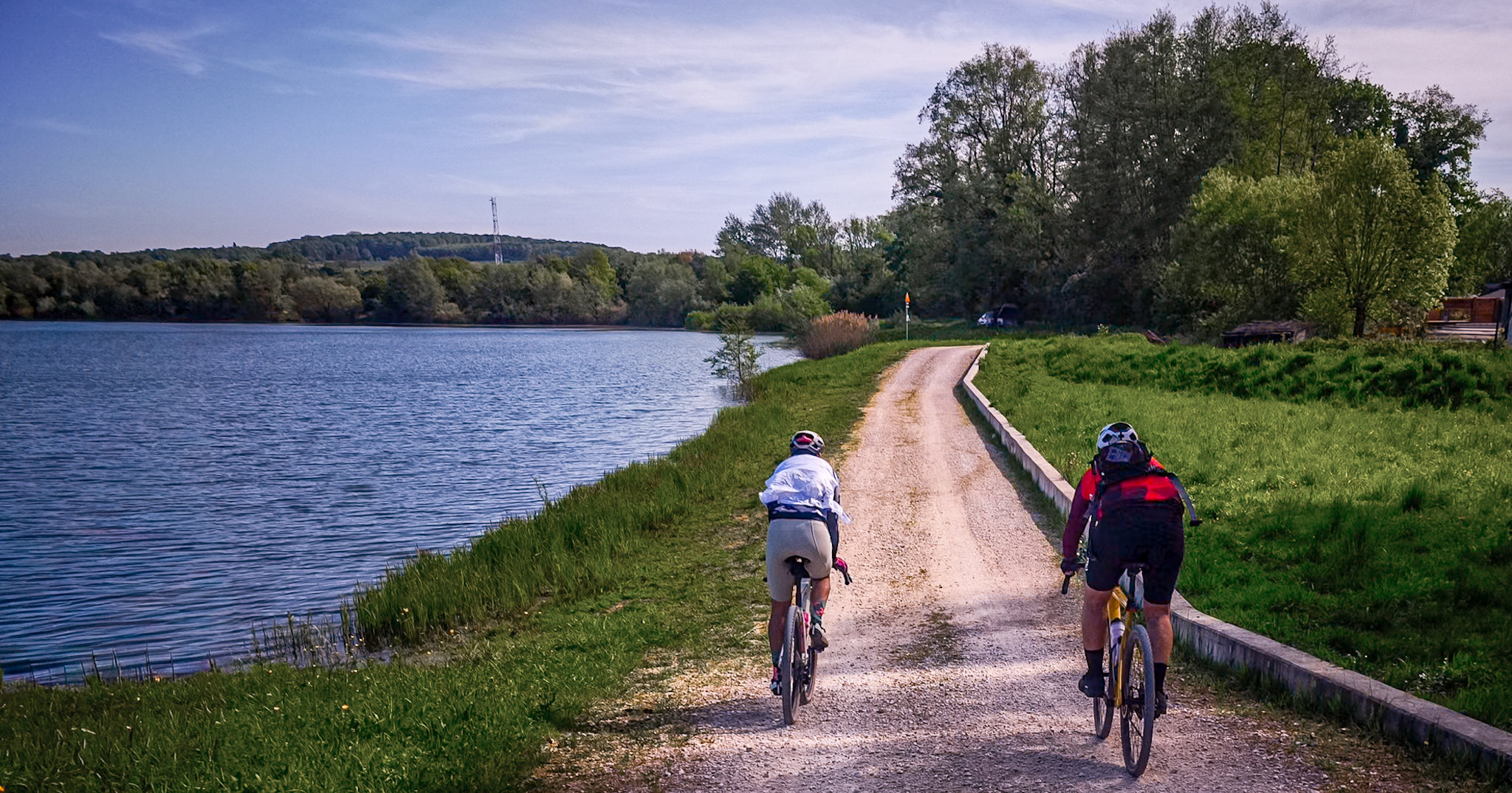 Participants sur un chemin le long des étangs de Brognard — Crédit photo : Sylvain de Razorimages 