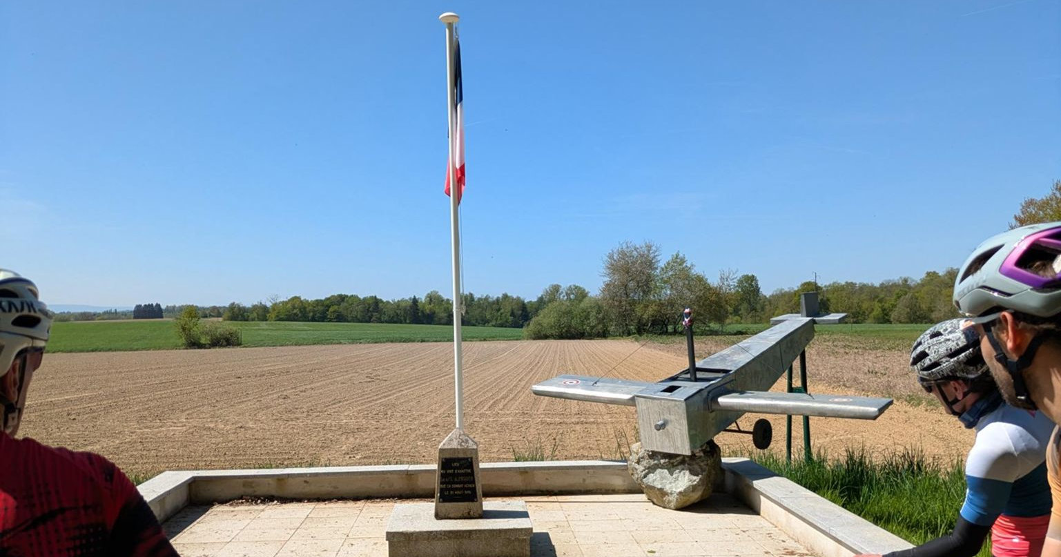 Devant la stèle d'Adolphe Pégoud à Petit‑Croix, 1er acrobate aérien du monde — Crédit photo : Julien de Bustos.