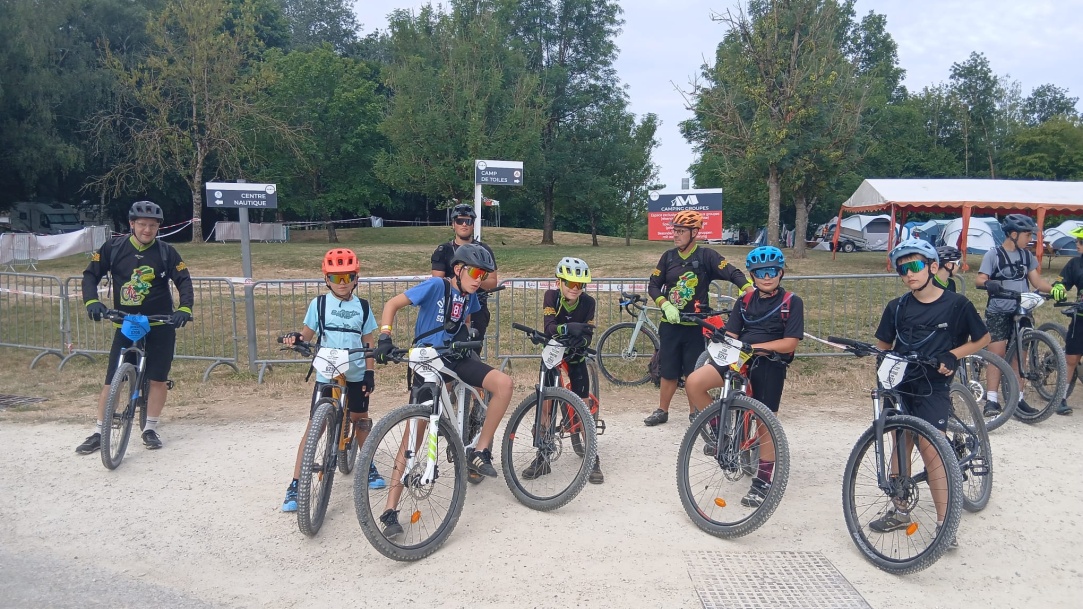 Un groupe de jeunes prêt à prendre le départ d'une sortie à VTT