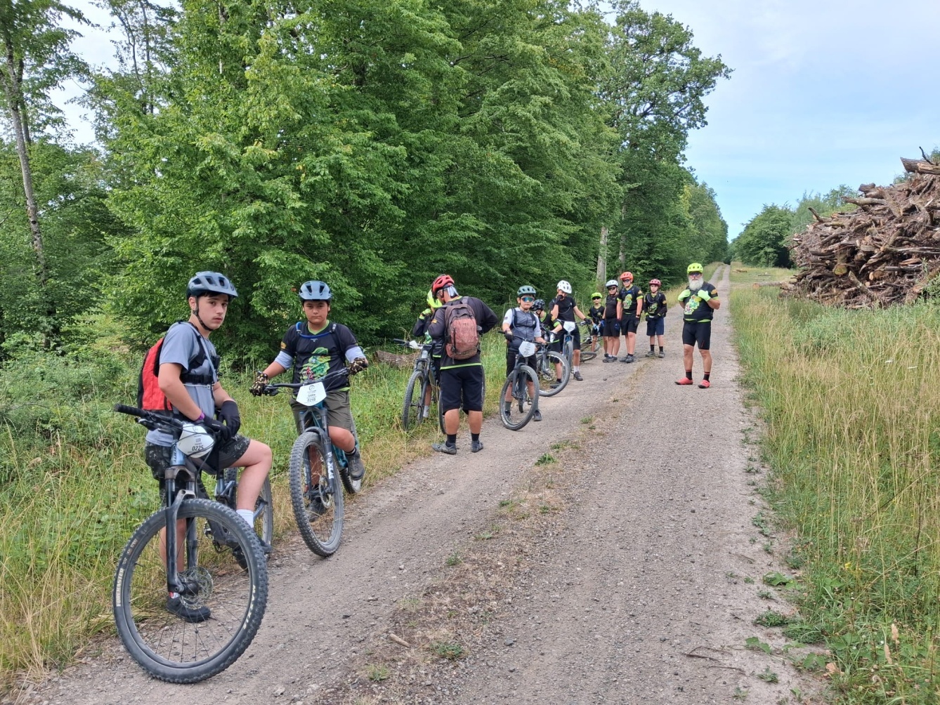 Une pause collective sur un chemin autour du lac de Madine. 