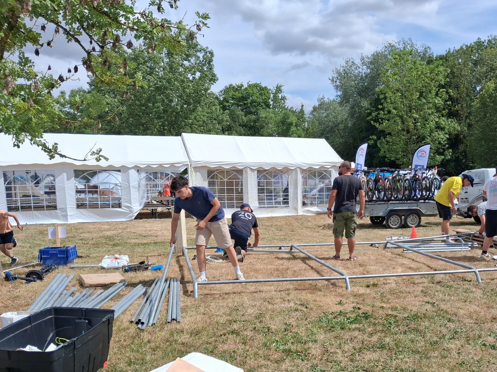 Installation du campement à l’arrivée de la délégation. 