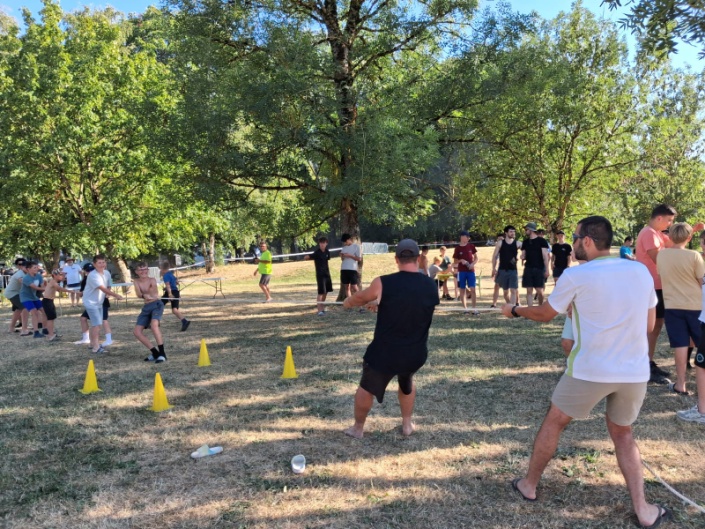 Les jeux de plein air prolongent les activités de la journée.